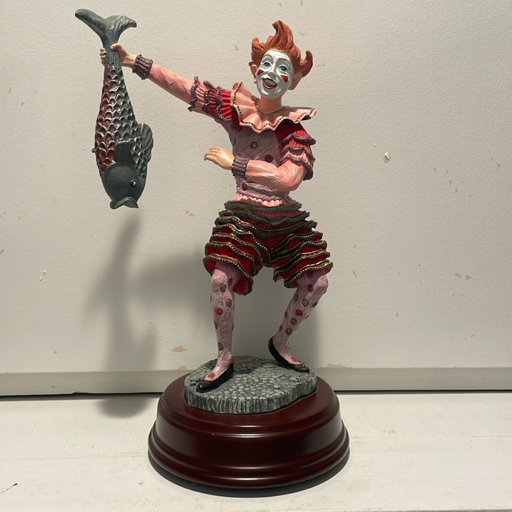 🤡Duncan Royale Slapstick Clown, Music Box Plays “Put On A Happy Face “.